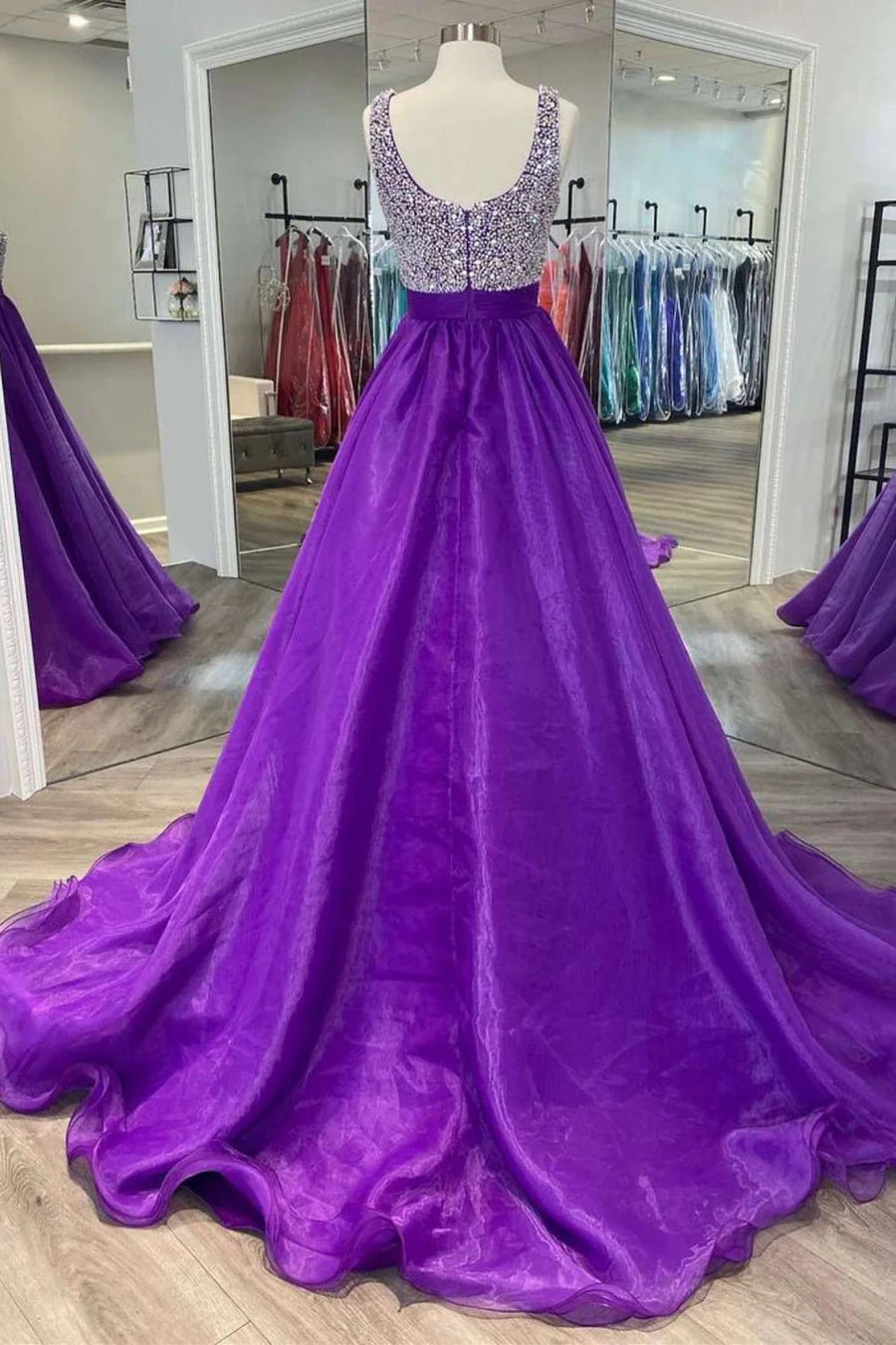 Vestido de fiesta con escote cuadrado y cuentas en forma de A